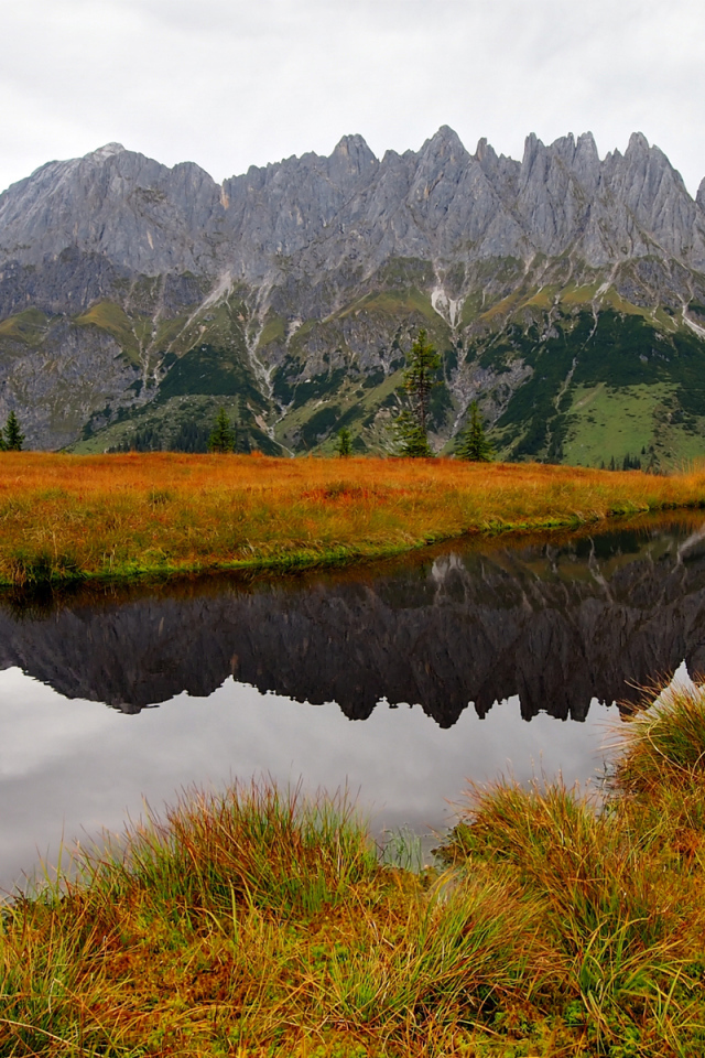 Маленькое озеро у подножия гор