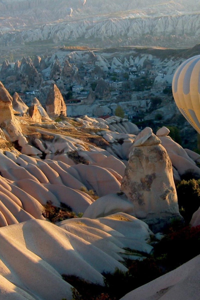 Воздушный шар над белыми горами