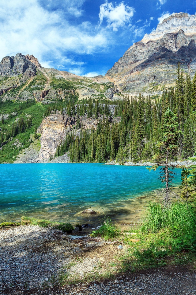 Голубое озеро у гор