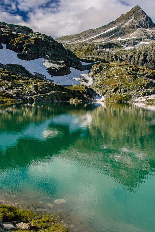 Зеленая вода горного озера