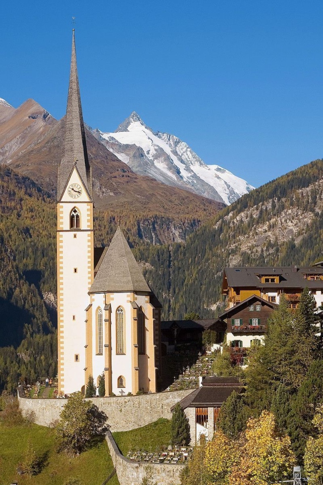 Высокая часовня в горах