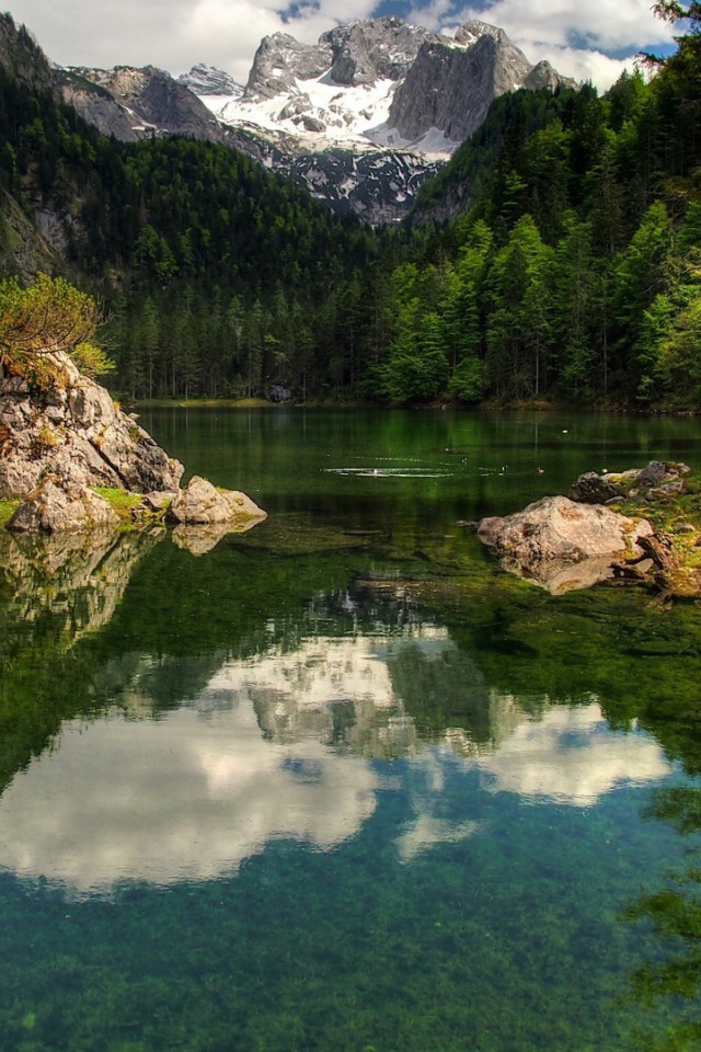 Озеро в горной долине