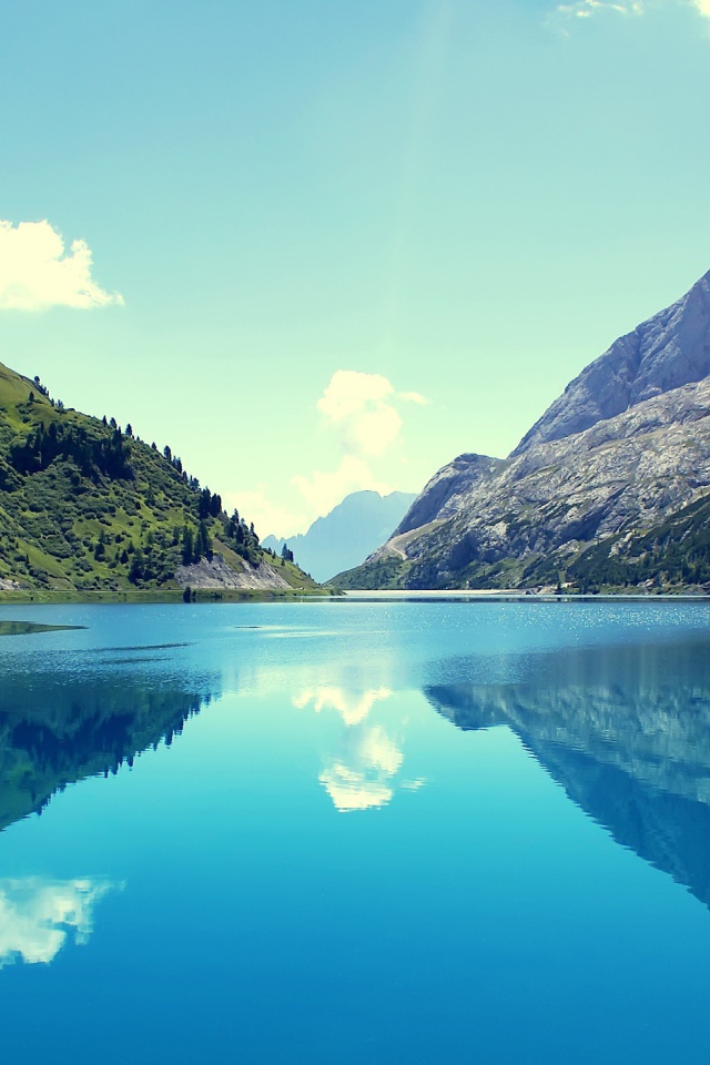 Отражение в горном озере