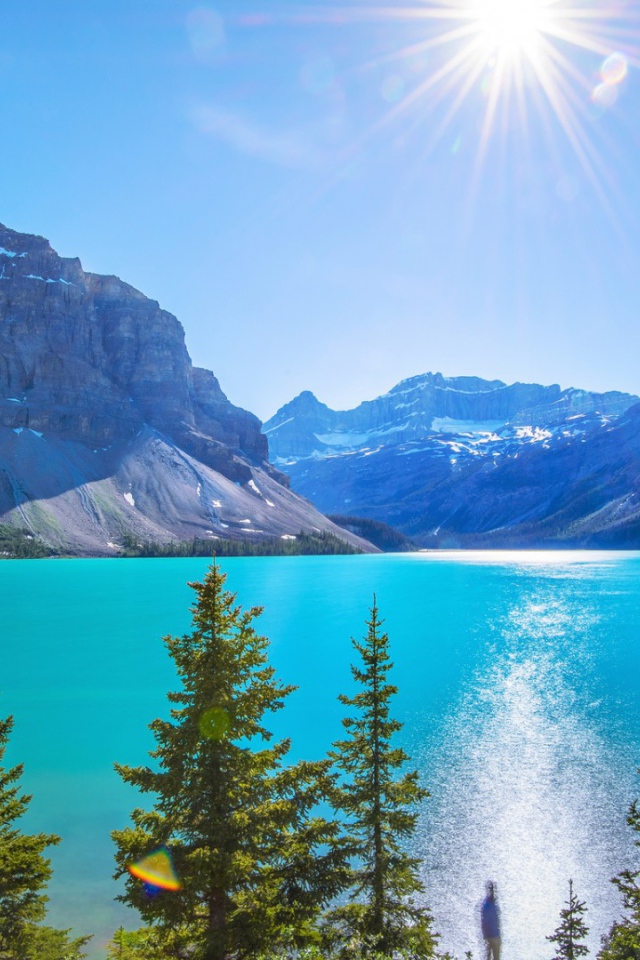 Горное озеро в лучах солнца