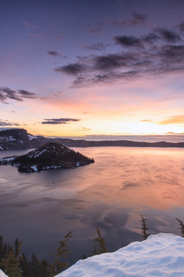 Горное озеро с островом