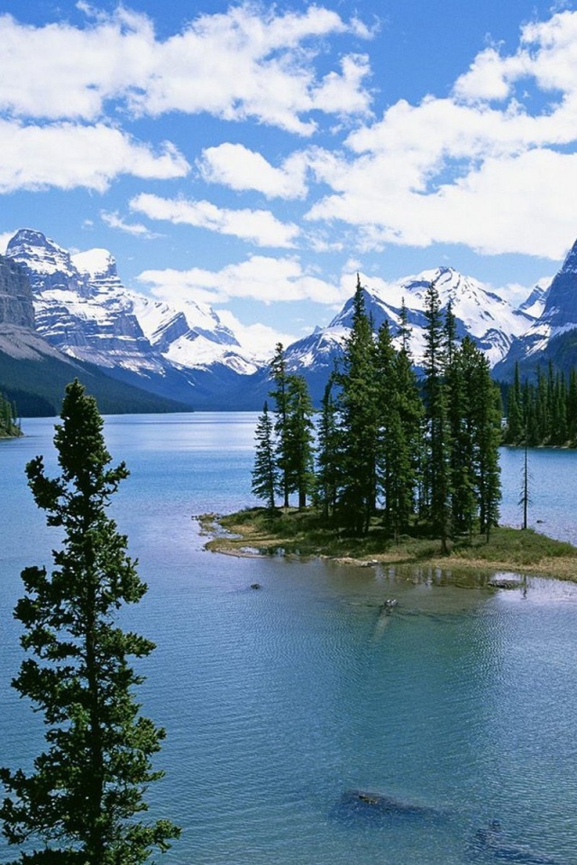 Горное озеро с островом и деревьями