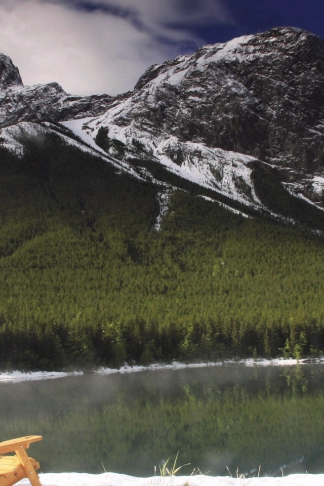 Горный пейзаж со стулом