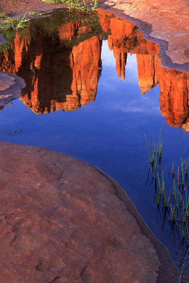 Горы отражаются в воде