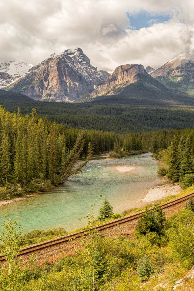 Железная дорога у гор