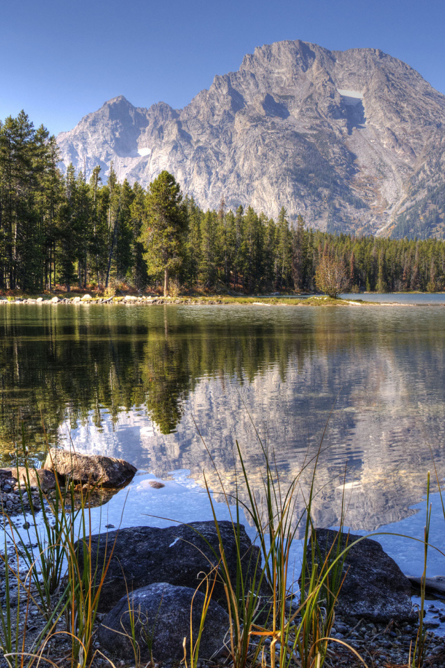 Отражение горы в озере