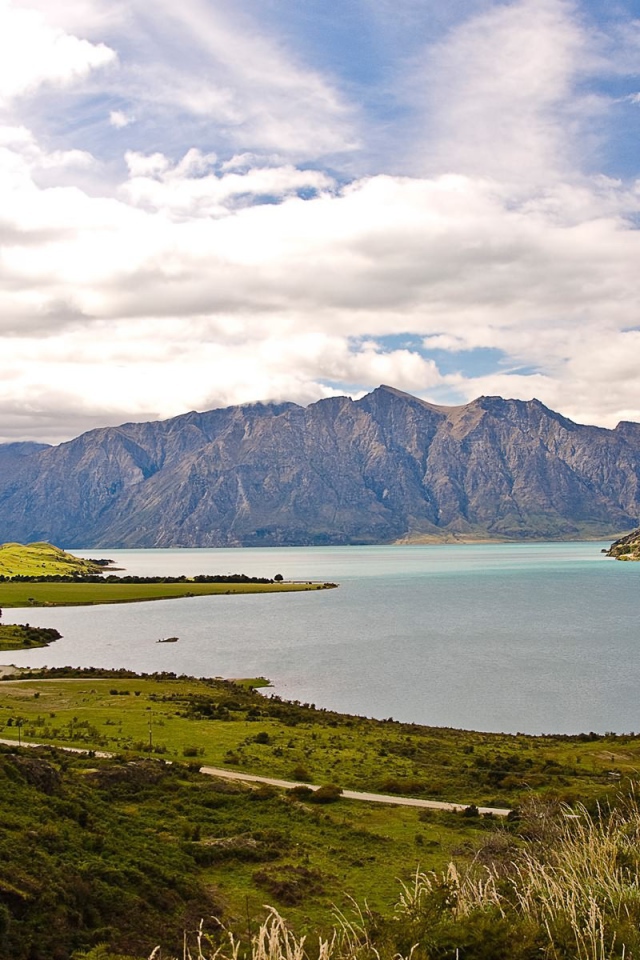 Дорога по берегу залива