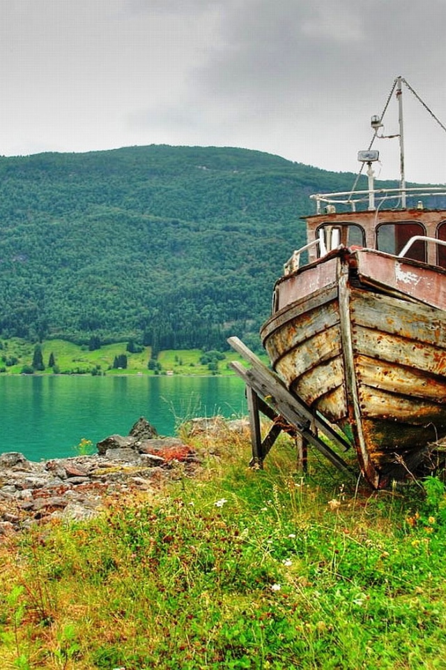 Сарая лодка на берегу