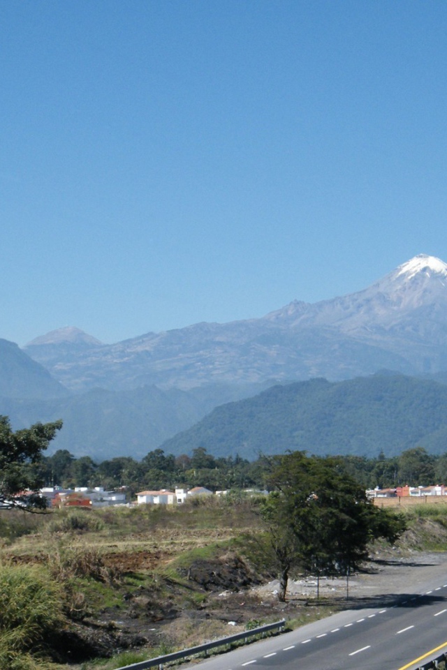 Белоснежная вершина горы