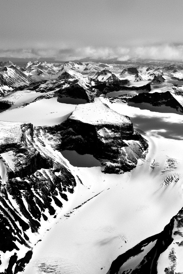 Снежные горы, чёрно-белое фото