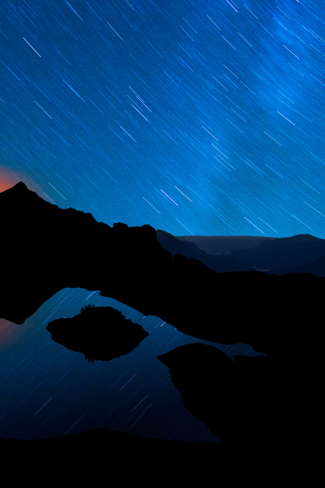 Ночное звёздное небо и горы