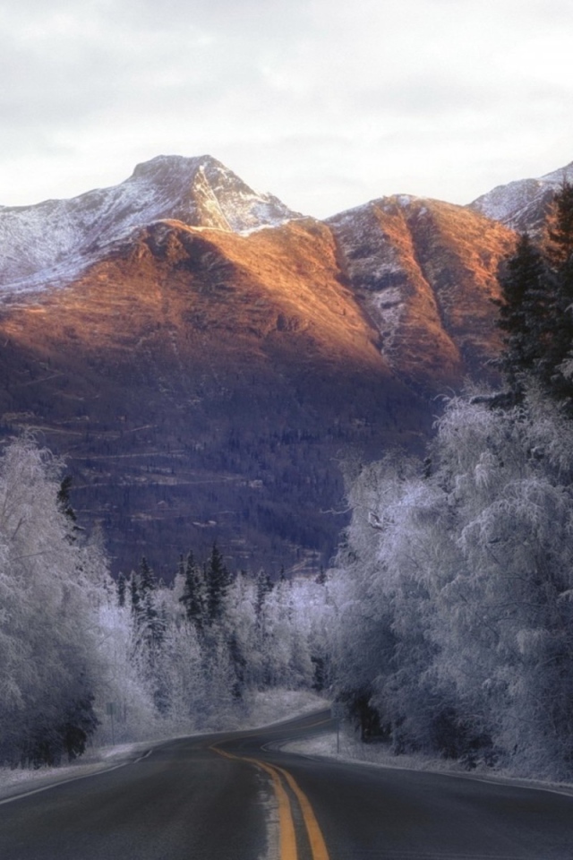 Солнце освещает горы