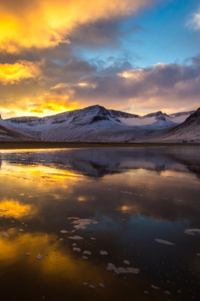 Закат над горным озером