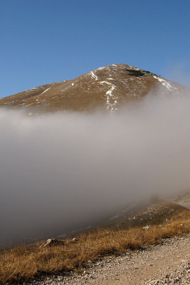 Облако закрыло гору