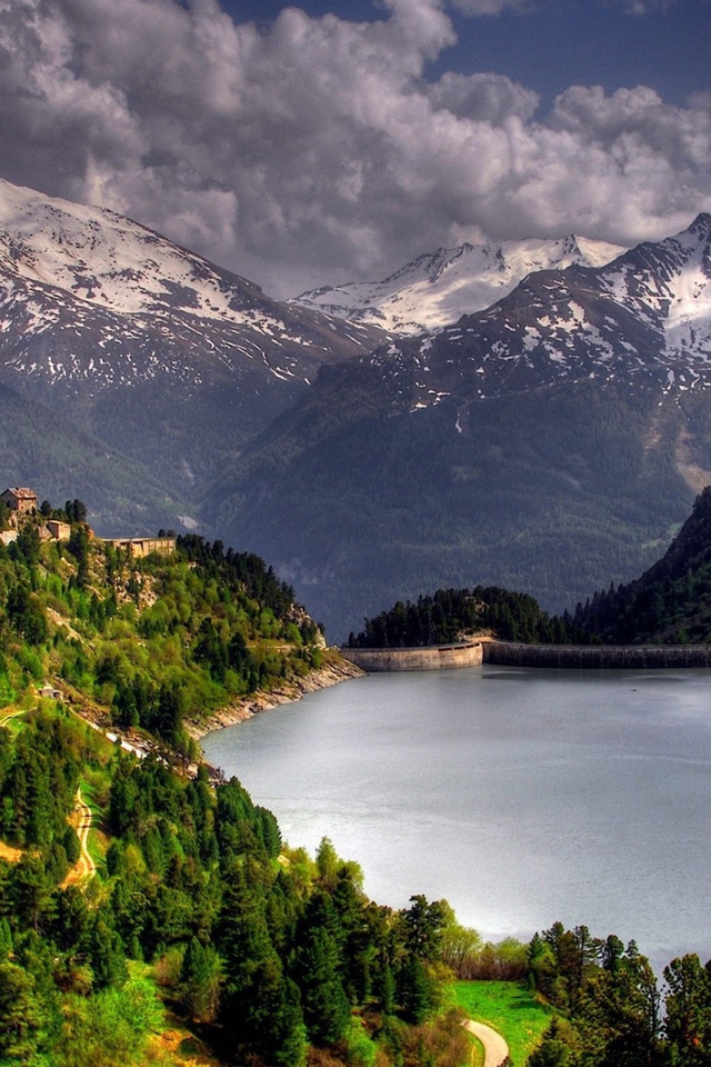 Плотина на горной реке