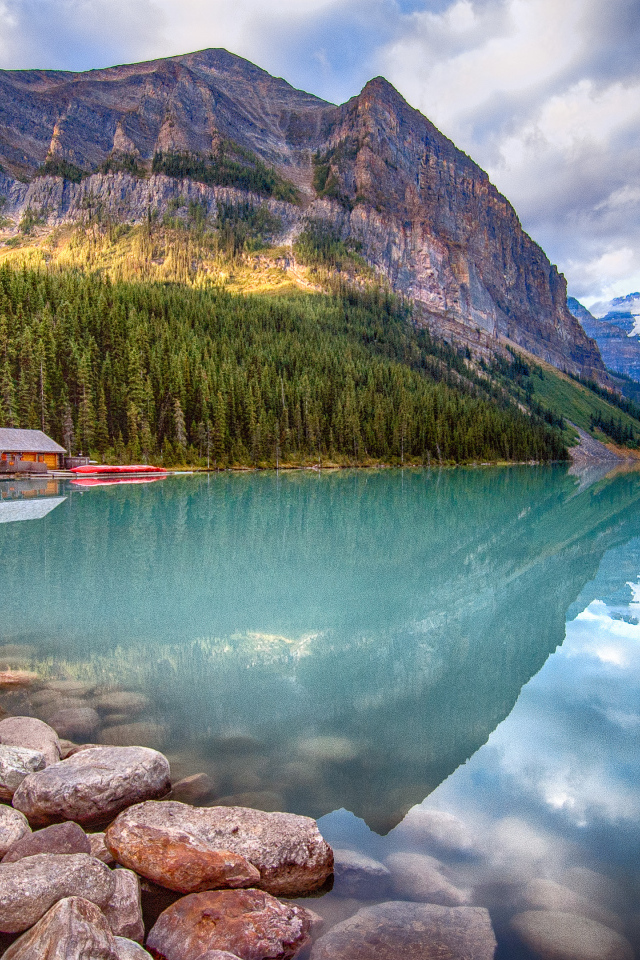Дом на берегу горного озера