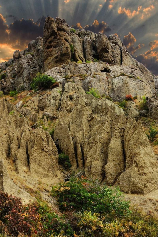 Лучи солнца над горой