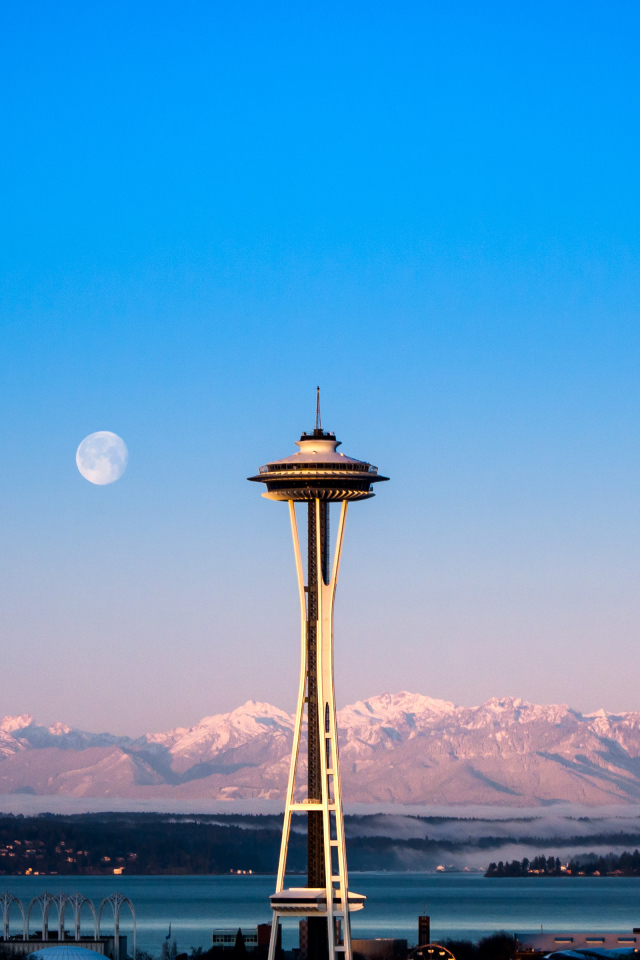 Башня на фоне гор