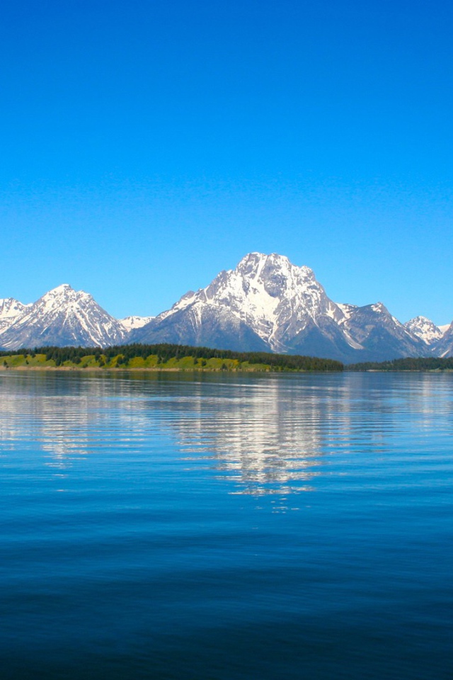 Белые горы на берегу озера