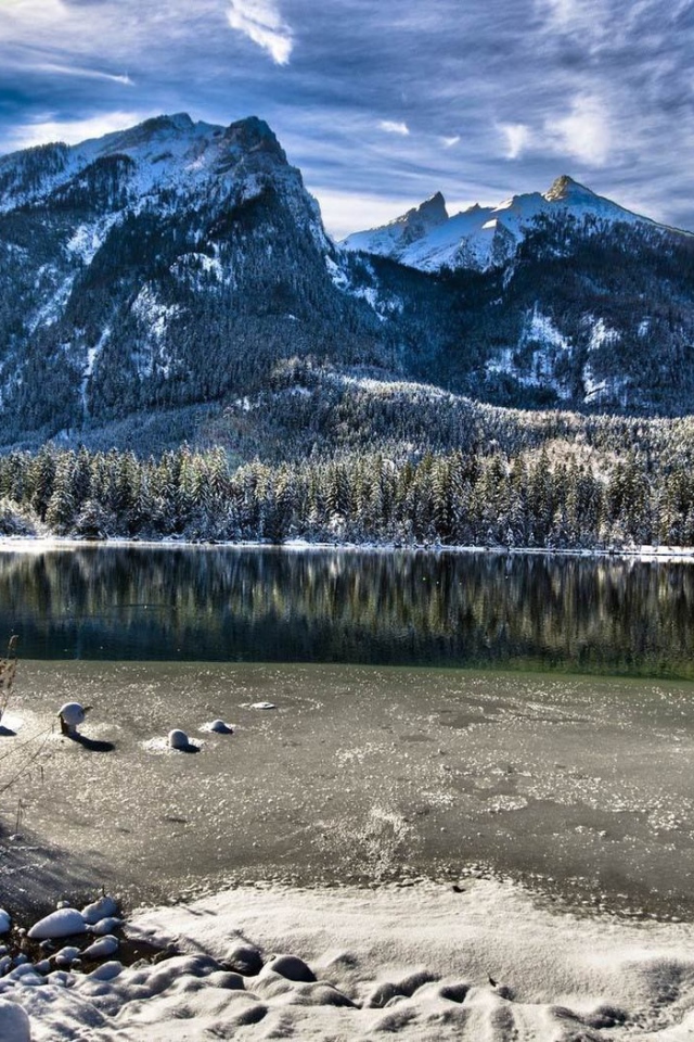 Горный пейзаж с замерзшим озером