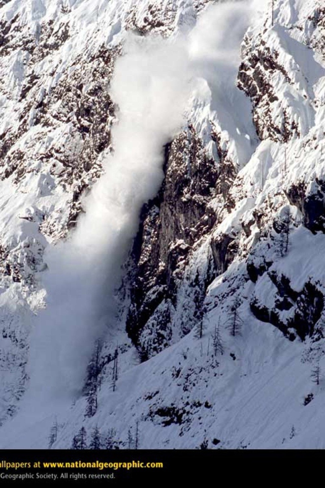 Сход лавины в горах