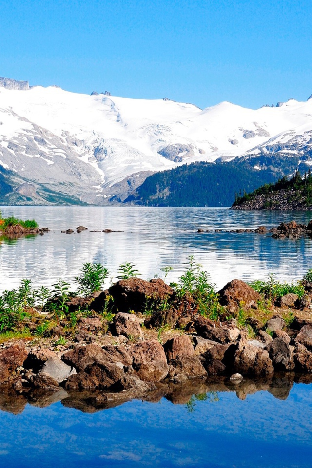 Озеро у заснеженных гор