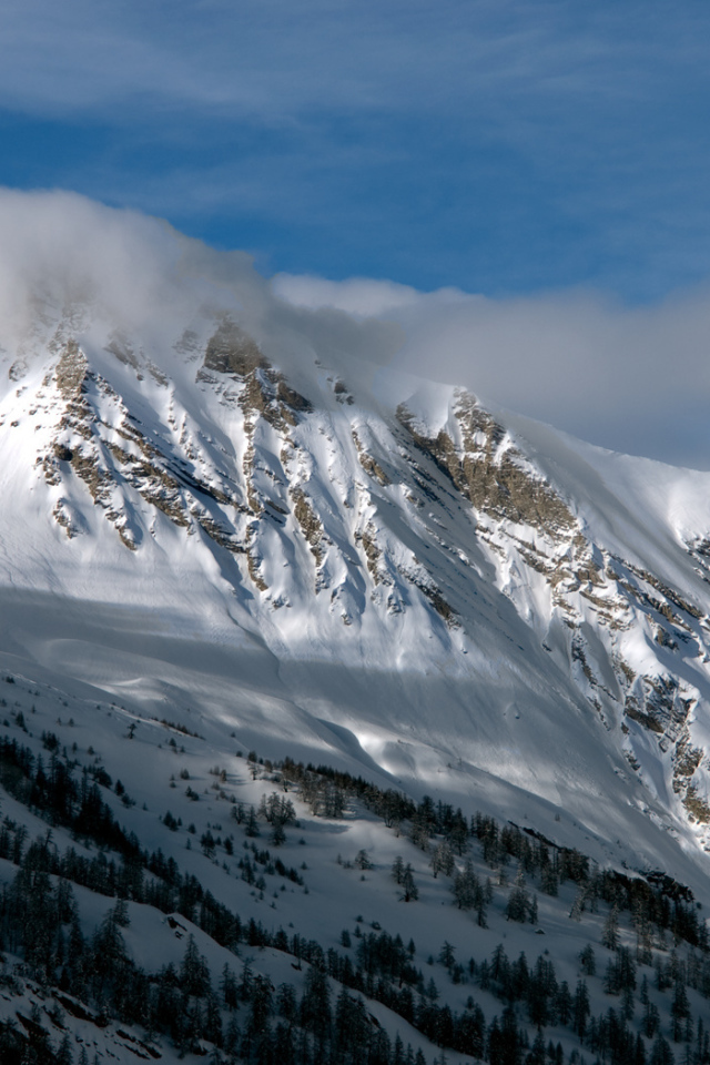 Снежные вершины в облаках