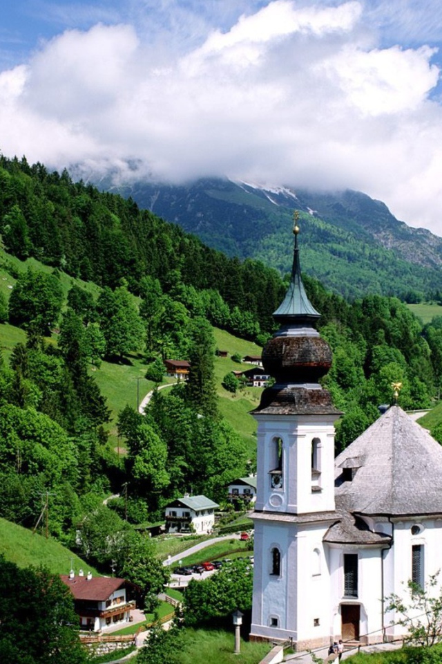 Белая часовня в горах