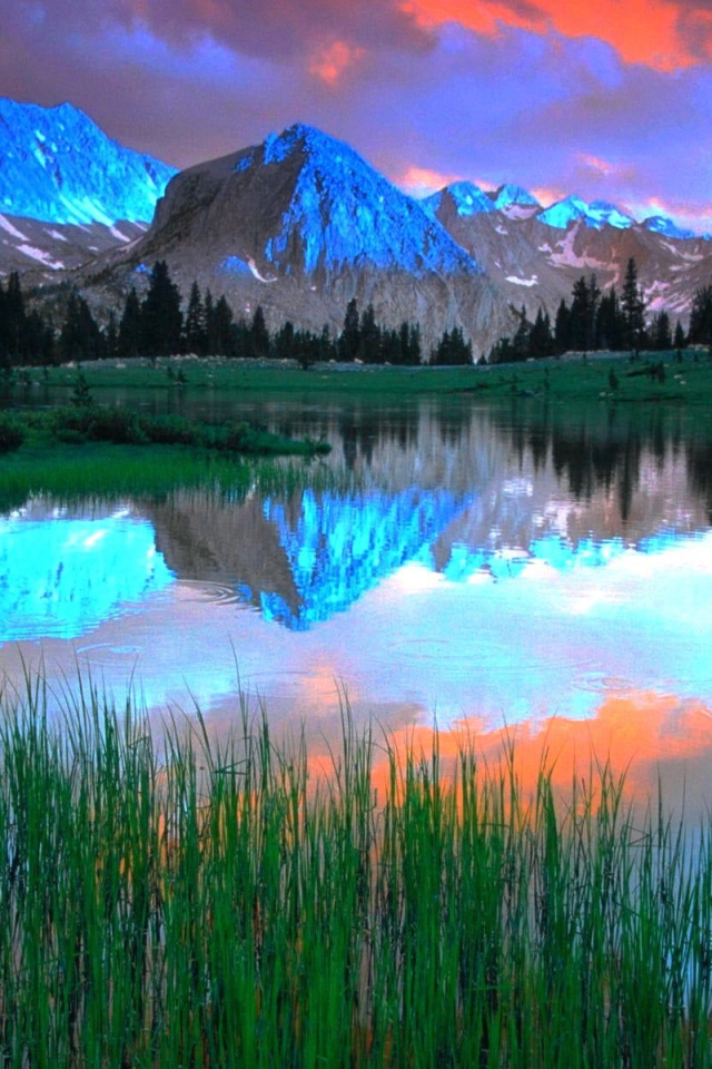 Синие горы освещенные солнцем