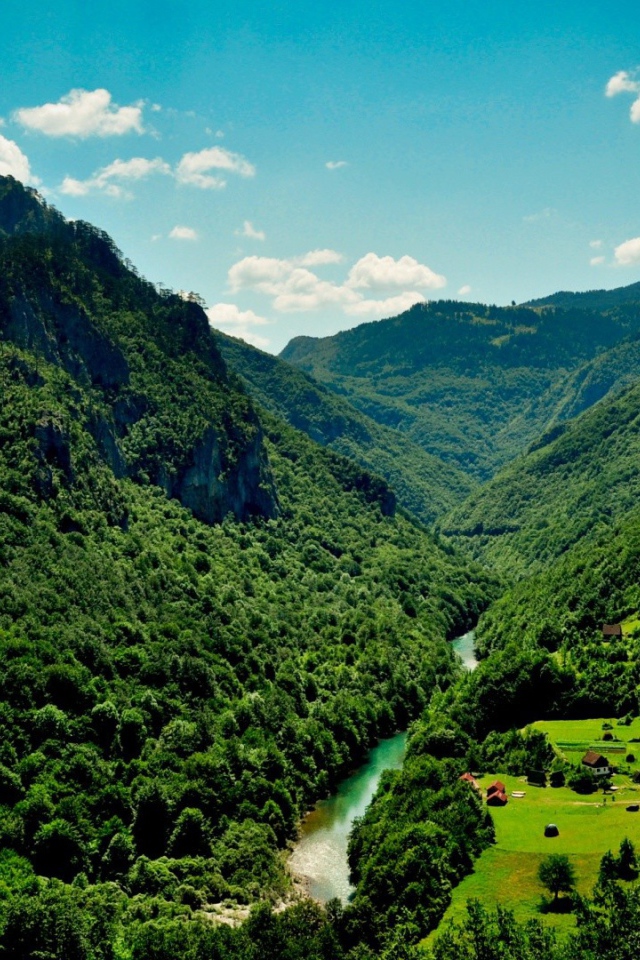 Зеленые горы и река