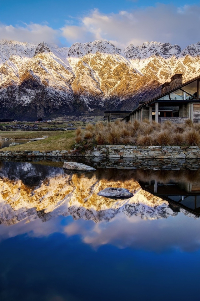 Дом около горного озера