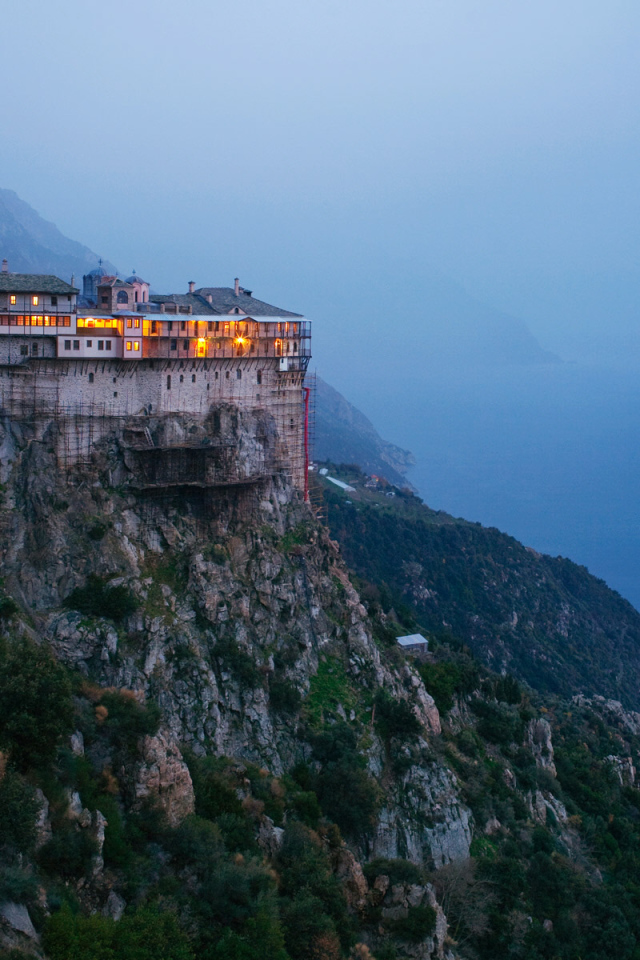 Дом на краю скалы