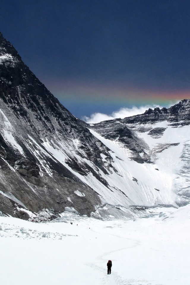 Человек идет на Эверест