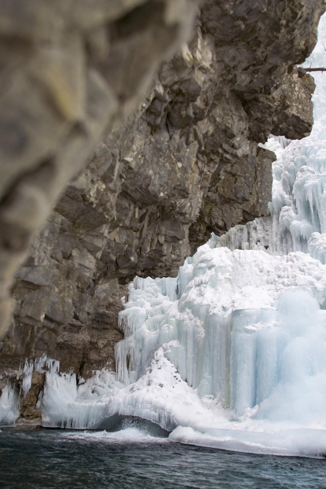 Человек поднимается на ледник