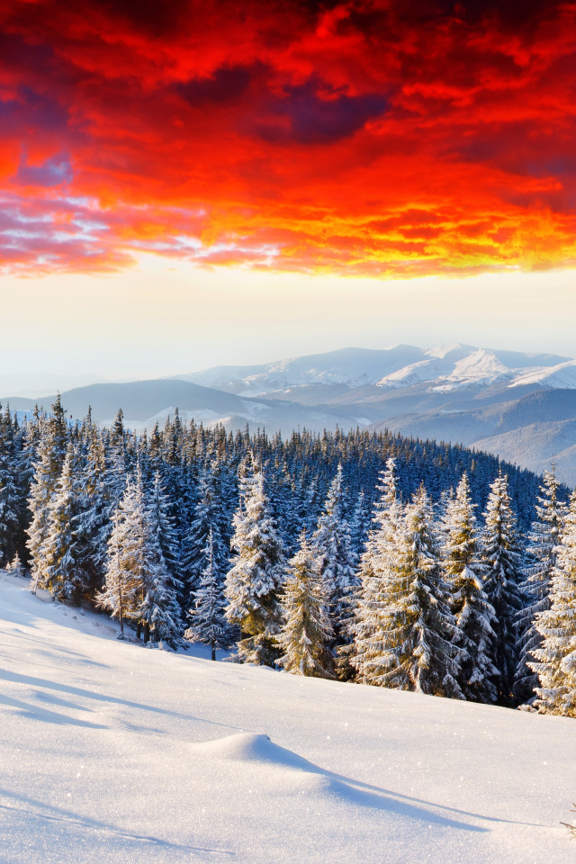 Красные облака над горами