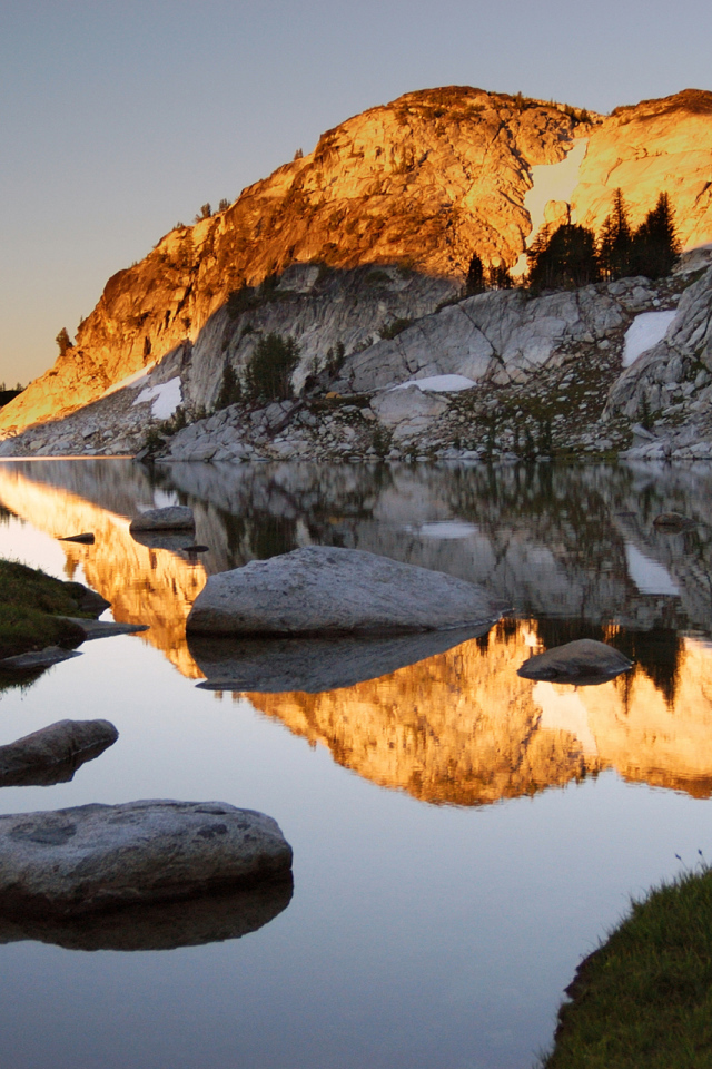 Гора освещенная солнцем
