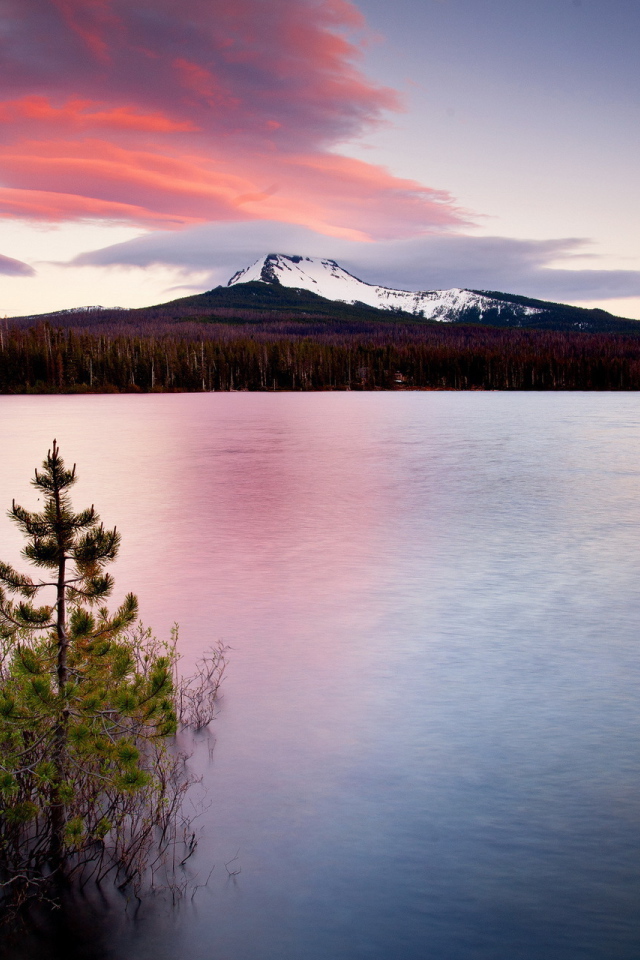 Белая гора за озером