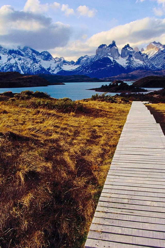 Деревянная дорожка к озеру