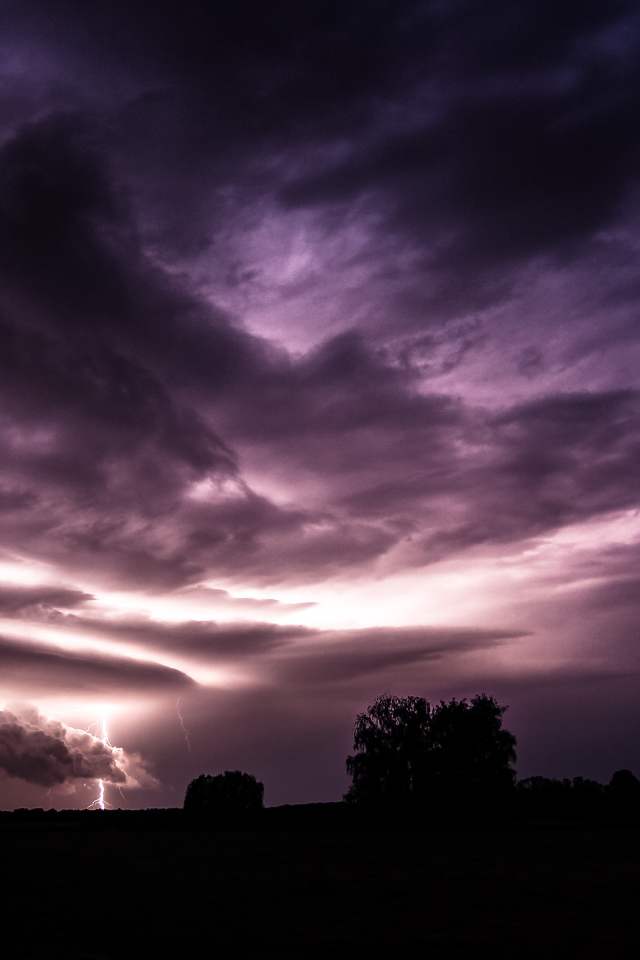 Яркая молния ночью