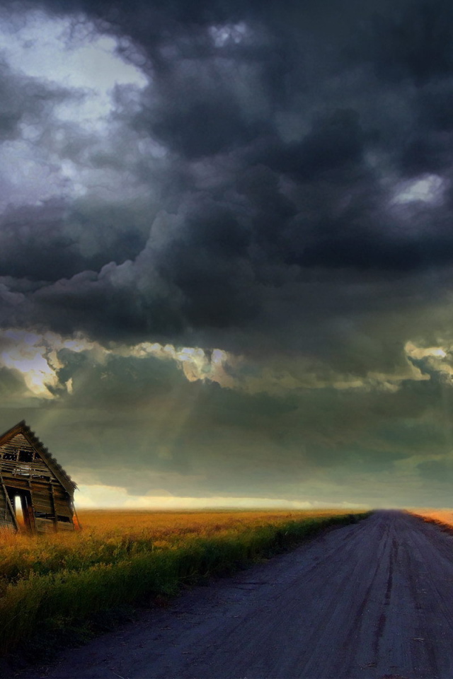 Старый дом около дороги