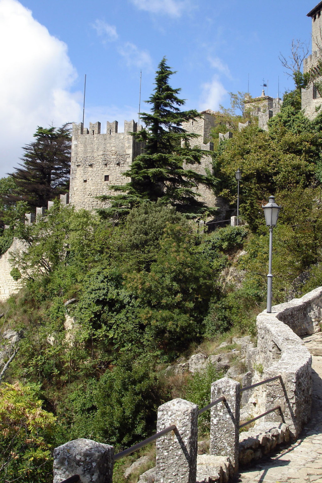 Лестница  в старинную крепость