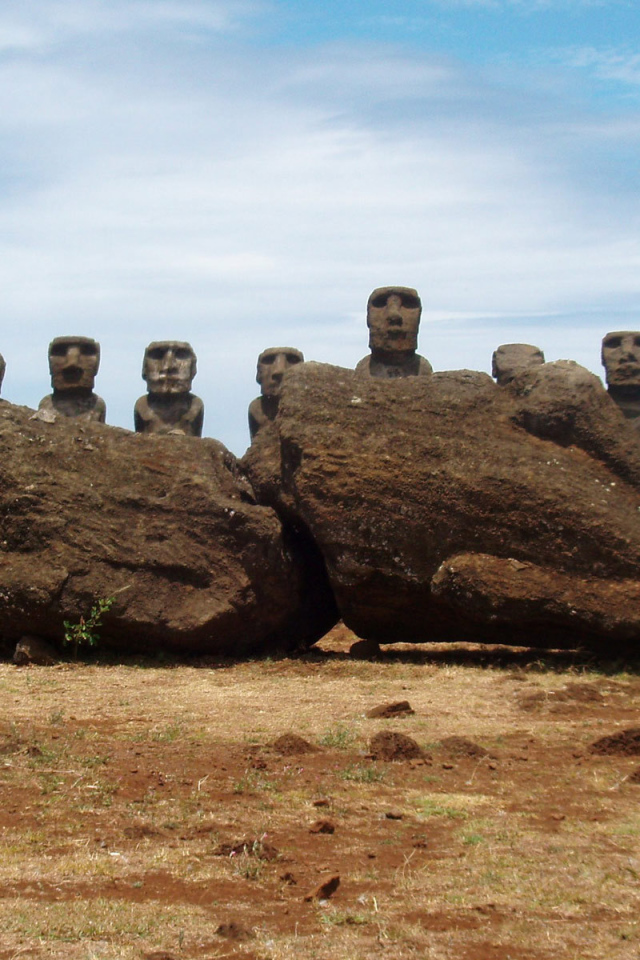 Каменные статуи