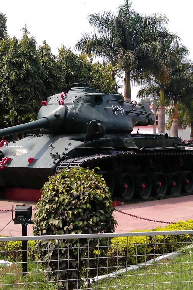 Танк памятник