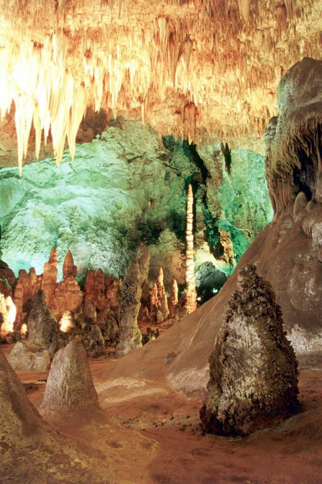 Сталактиты в пещере