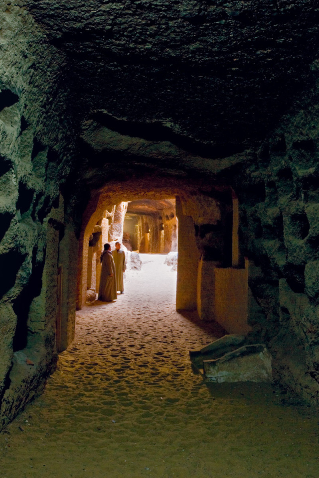 Монахи в пещере