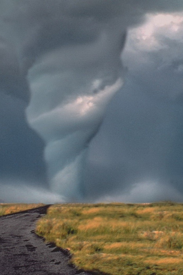 Торнадо на дороге
